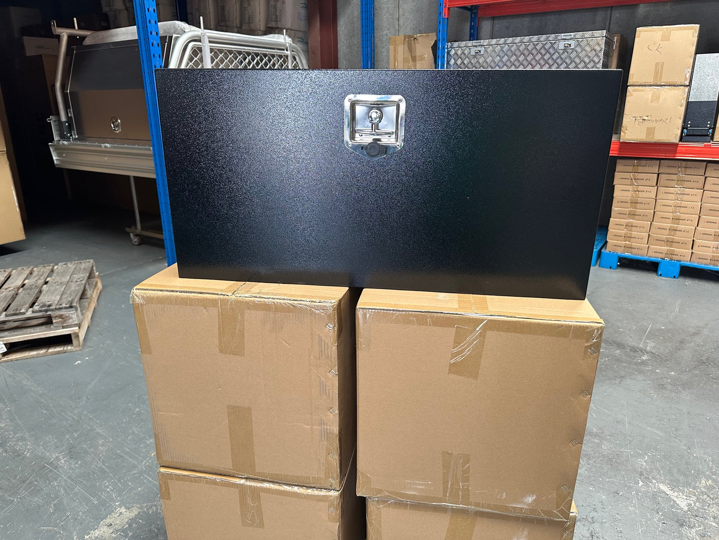 910mm * 455mm * 455mm Truck Under Tray Toolbox Black Steel