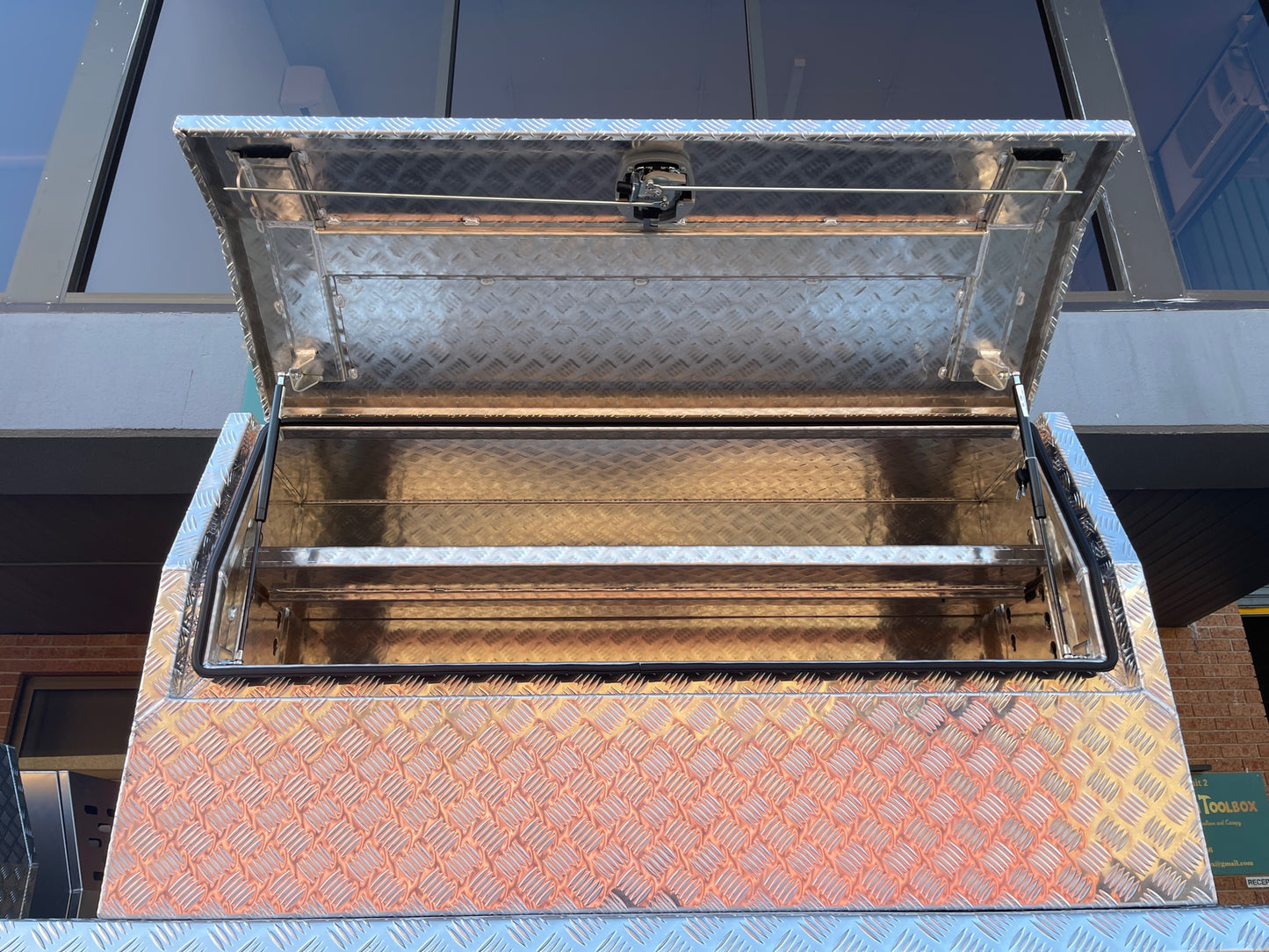 3/4 Door 1700mm (L) x 550mm (W) x 820mm (H) - 2.5mm Aluminum Checker Plate