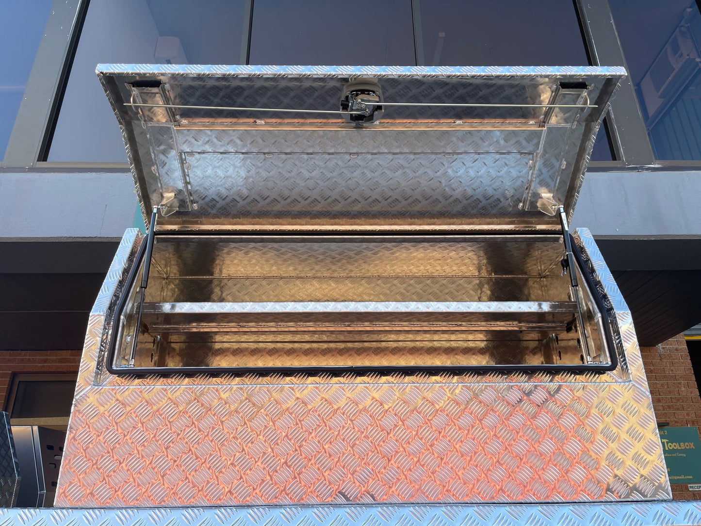 3/4 Door 1500mm (L) x 550mm (W) x 820mm (H) - 2.5mm Aluminum Checker Plate
