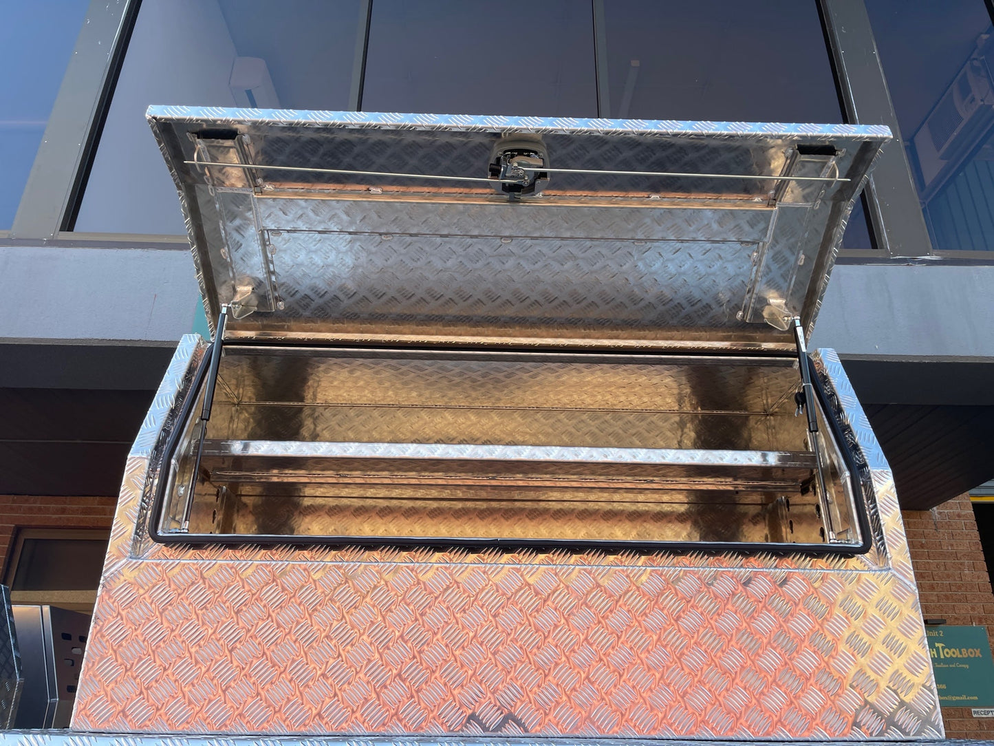 3/4 Door 1500mm (L) x 550mm (W) x 820mm (H) - 2.5mm Aluminum Checker Plate
