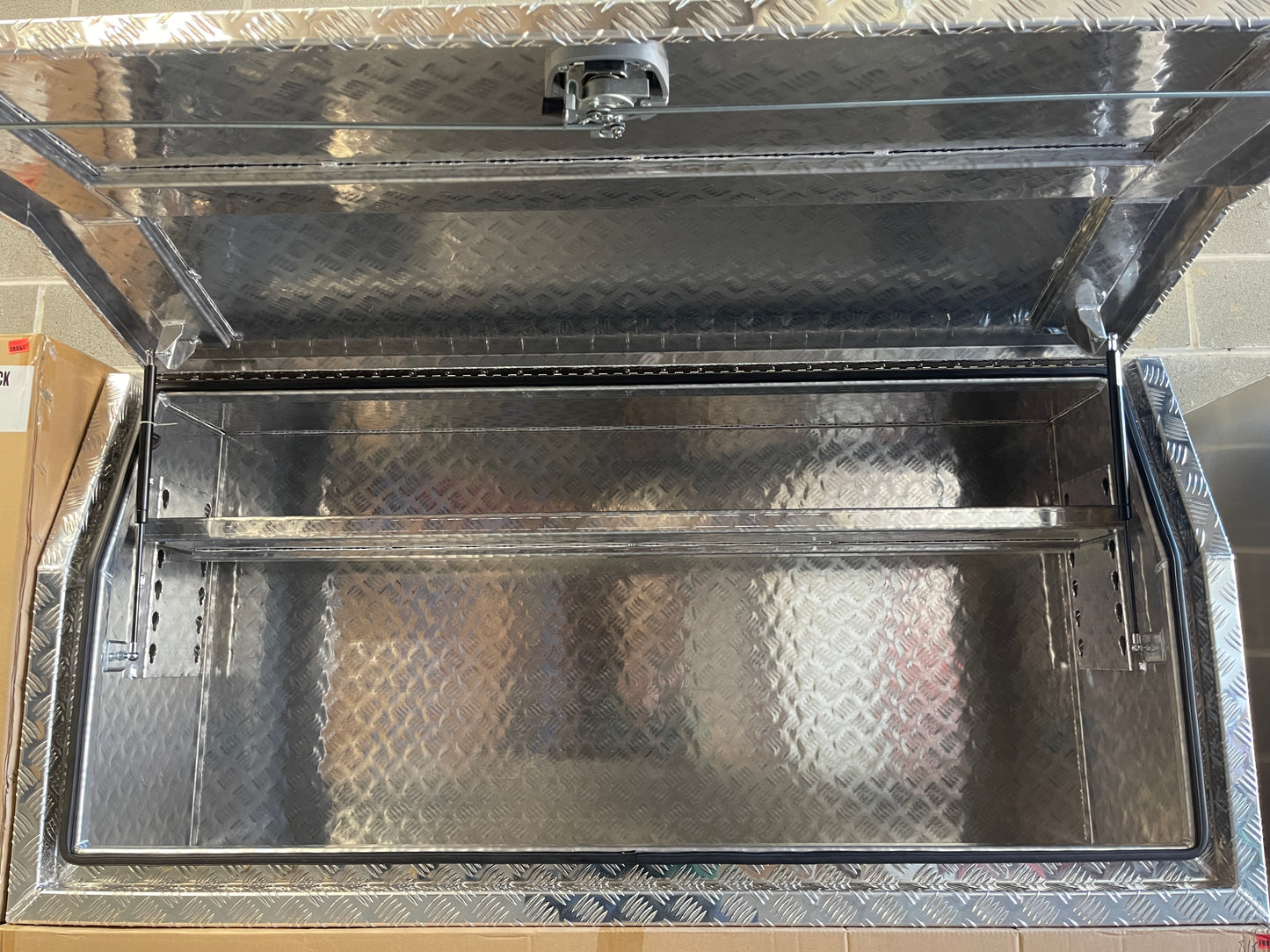 AFD156082CP - 1500mm (L) x 600mm (W) x 820mm (H) Aluminum Checker Plate Toolbox